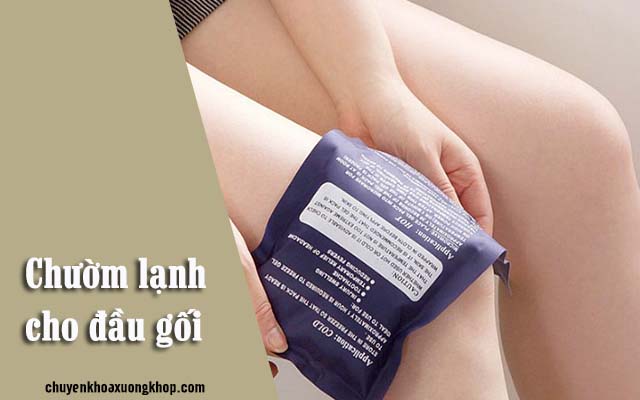 Chườm lạnh để giảm đau đầu gối khi bị sưng do té ngã