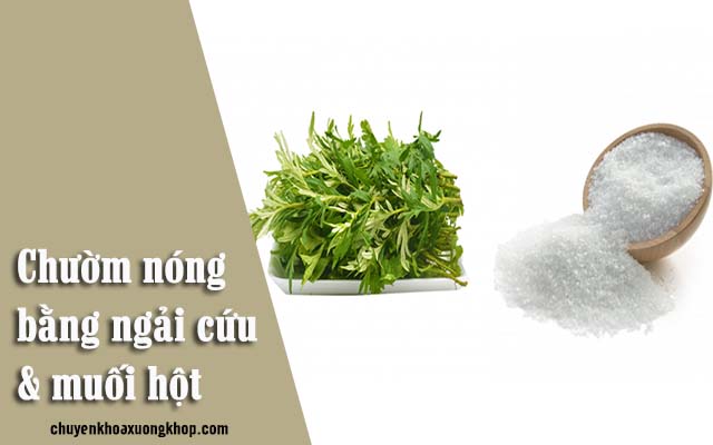 bị té ngã sưng đầu gối nên chườm nóng ngải cứu và muối