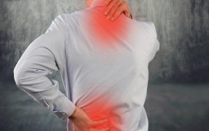 Thoát vị đĩa đệm mất nước gây ra những cơn đau âm ỉ trên lưng hoặc đốt sống cổ