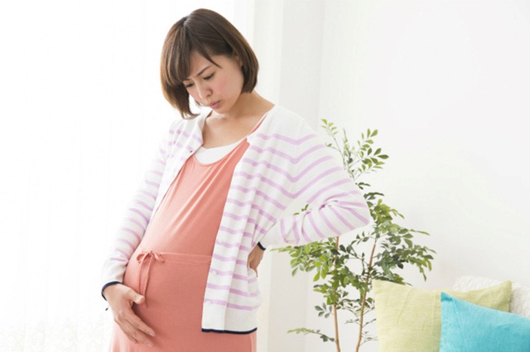 Cân nặng của mẹ và kích thước ngày càng lớn của thai nhi là nguyên nhân gây ra thoát vị đĩa đệm khi mang thai