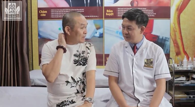 Nghệ sĩ Xuân Hinh trao đổi triệu chứng bệnh với bác sĩ điều trị