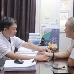 BS, lương y Đỗ Minh Tuấn đang thăm khám bệnh cho nghệ sĩ Xuân Hinh