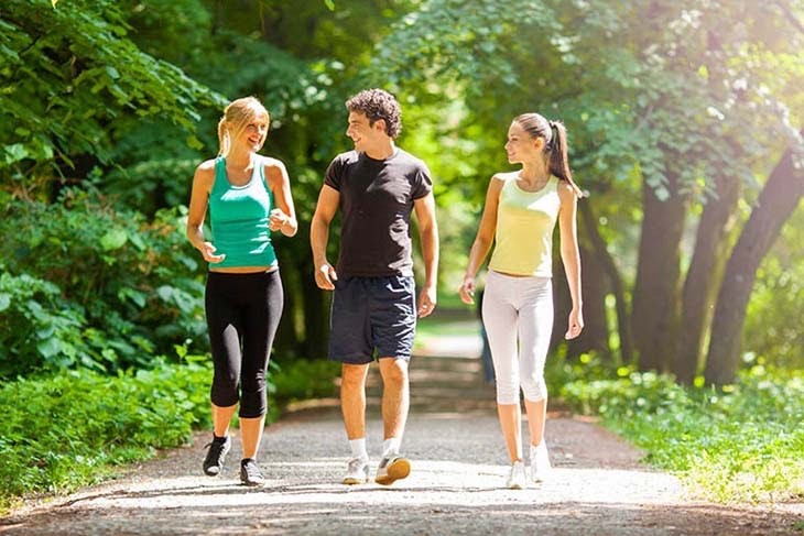 Việc đi bộ giúp xây dựng lại khớp xương, củng cố đôi chân và duy trì cân nặng cho người bị thoái hóa khớp gối.
