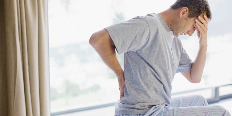 Thoát vị đĩa đệm lưng gây đau nhức tại chỗ, khiến chân tê mỏi khó vận động